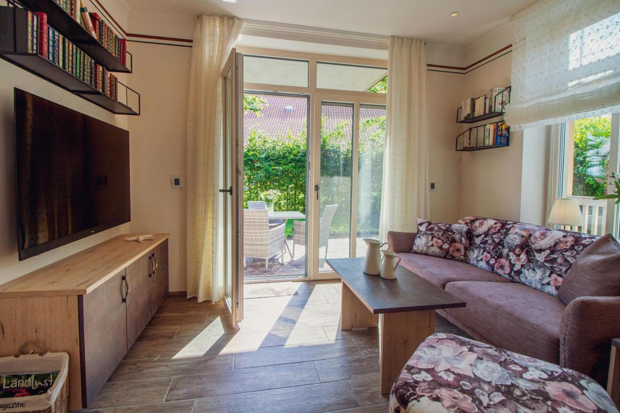 Up Besoeoek - Magnolie Mit Sauna Krummhörn Exteriér fotografie